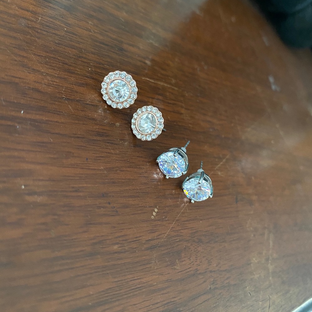 2 pairs of Earrings